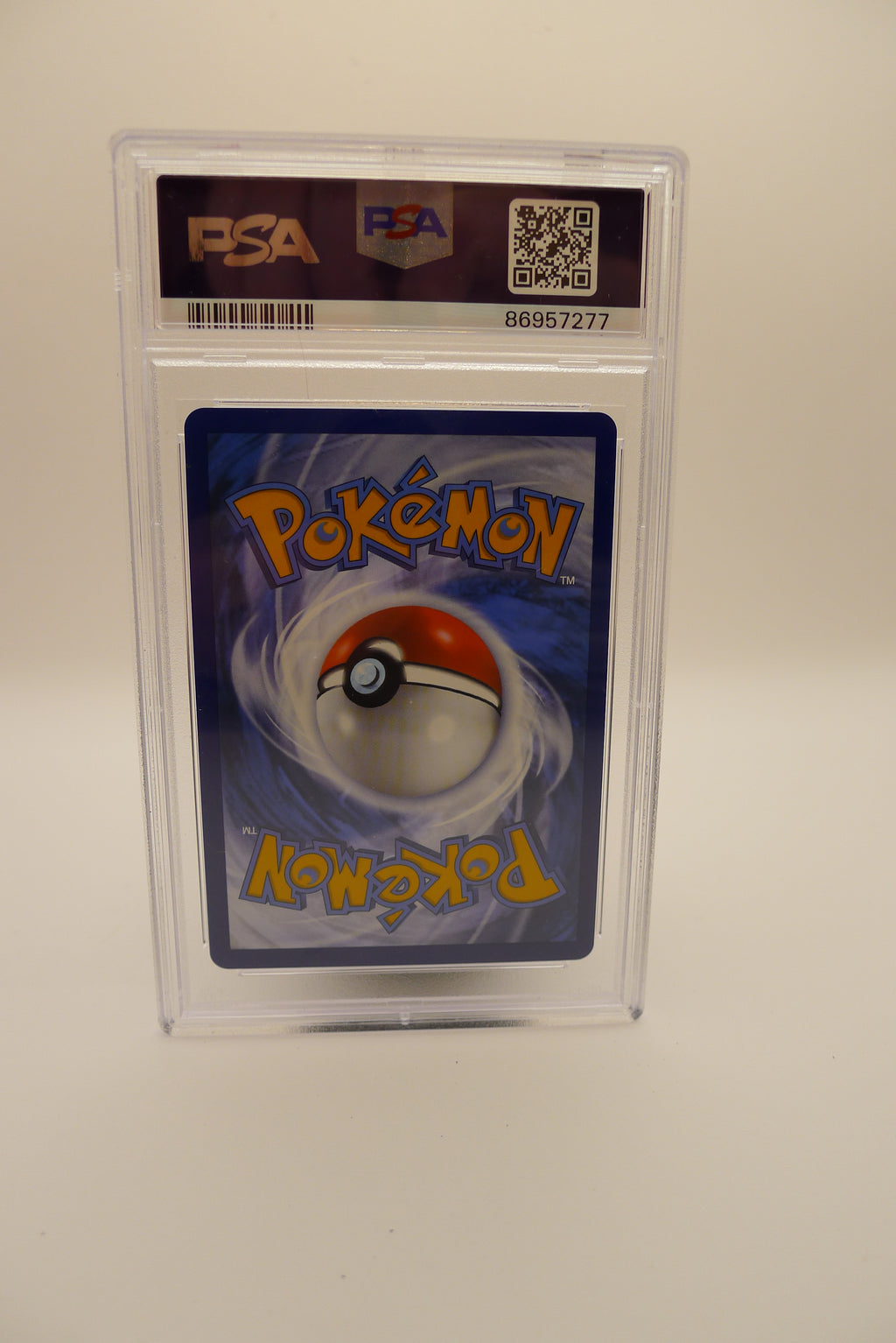 Pokémon-bakside i PSA-forseglet etui