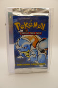 Forside av Pokémon Base Set Booster Pack – original vintage emballasje i beskyttende sleeve.