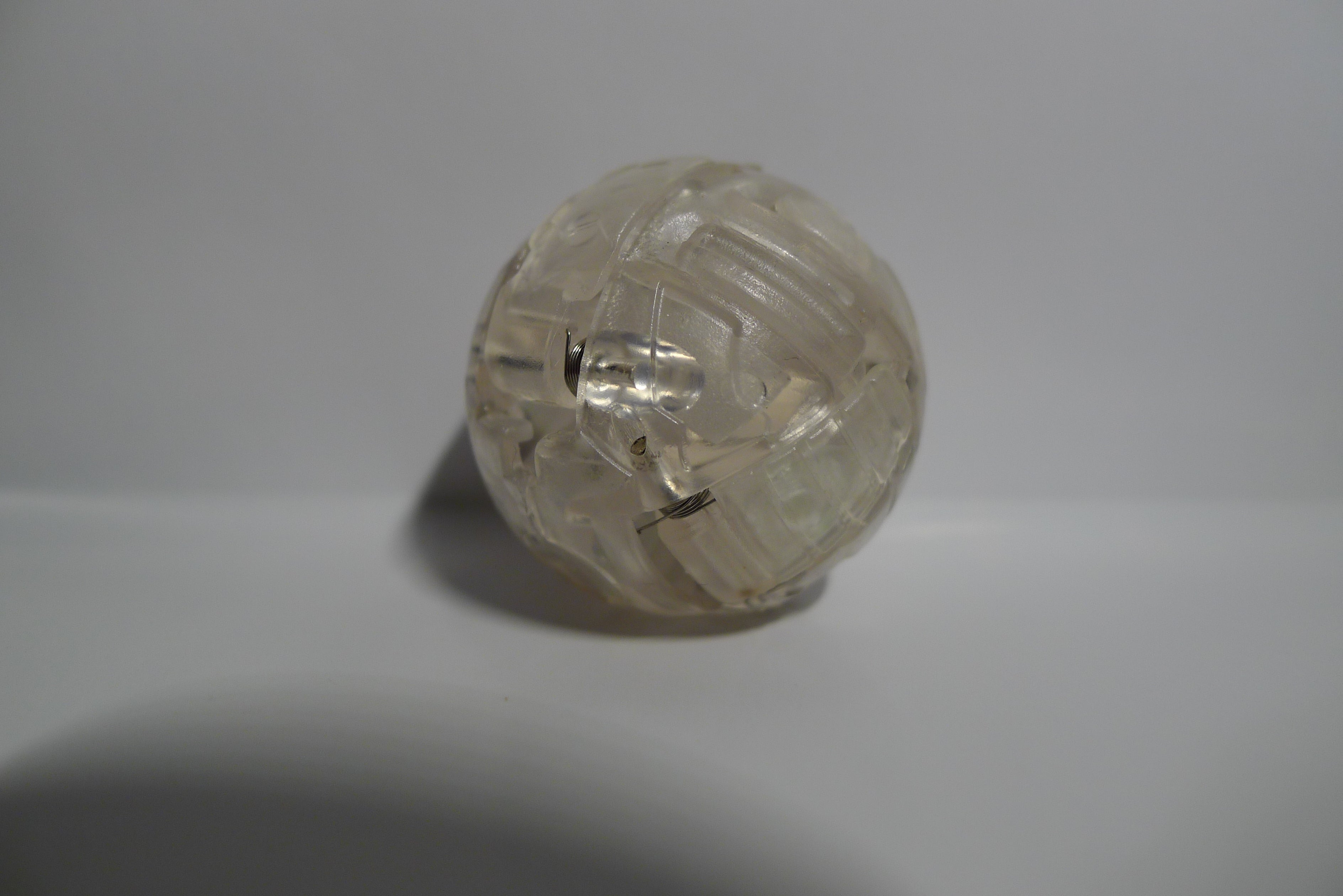 Bakugan Translucent Hyper Dragonoid Crystal i lukket kuleform