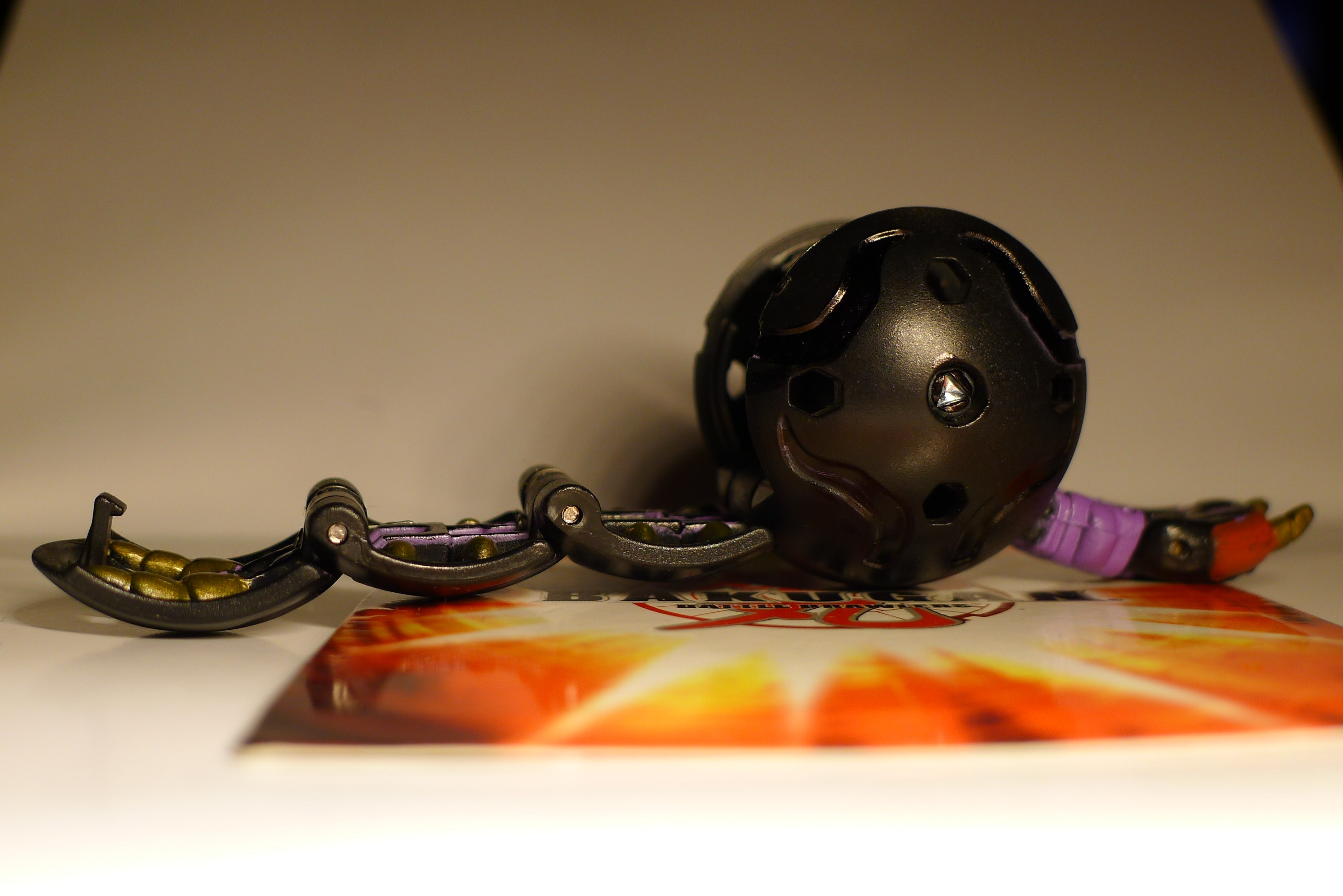 Bakugan Centipoid Black Edition – sideprofil med detaljer