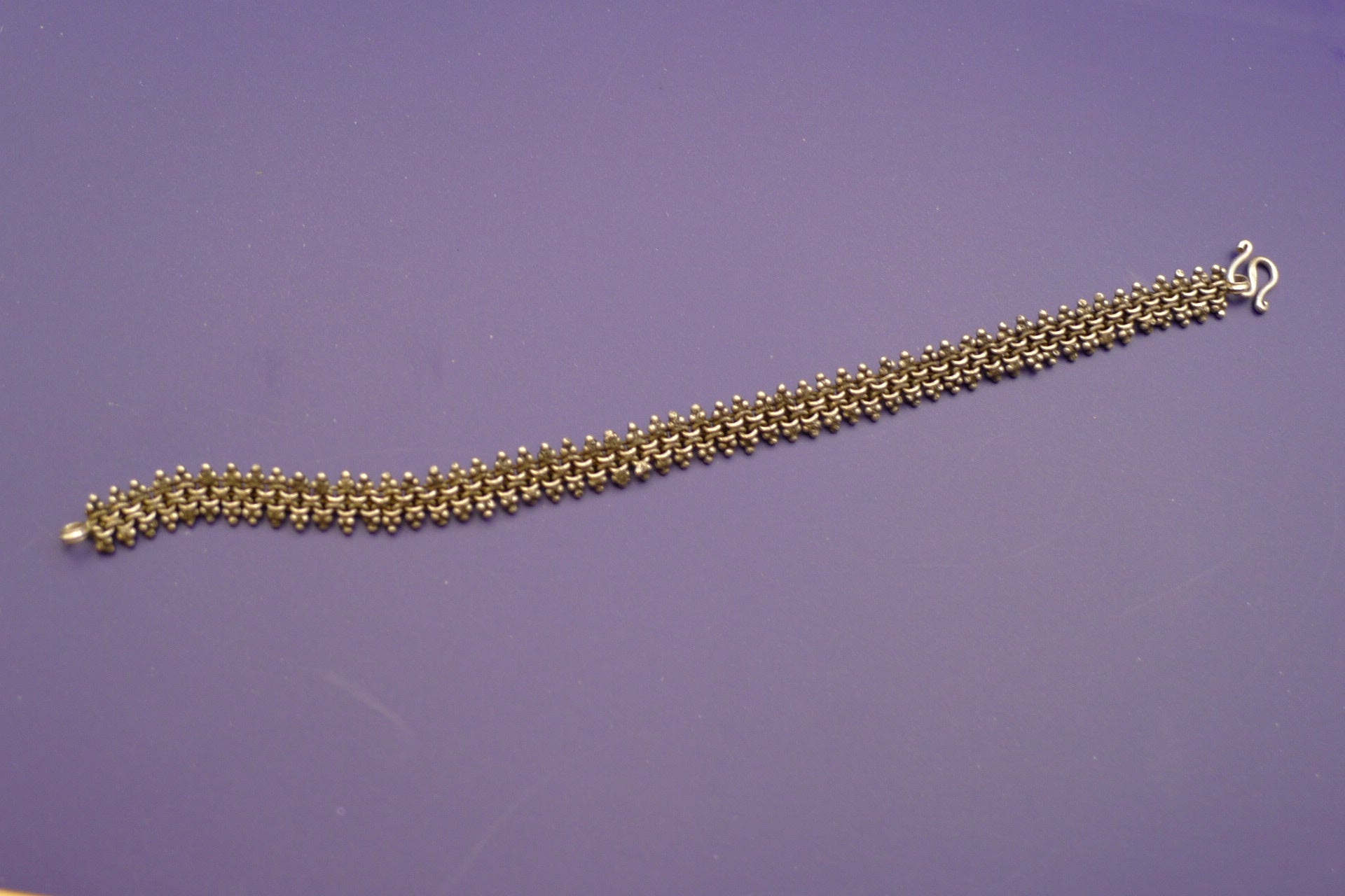 Vintage armbånd i 925 sterling sølv med etnisk filigran-design, mørknet finish.