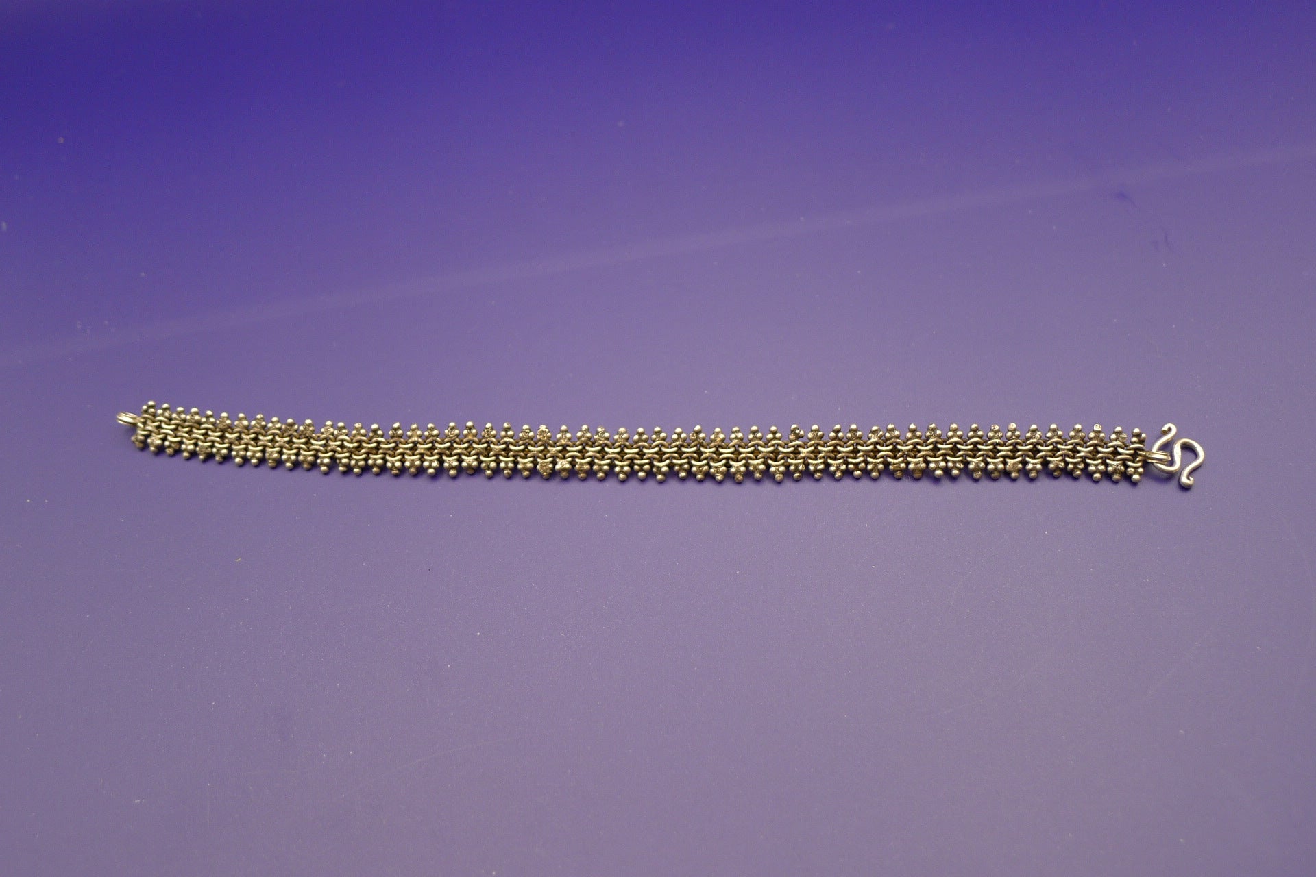 Vintage armbånd i 925 sterling sølv med etnisk filigran-design, mørknet finish.