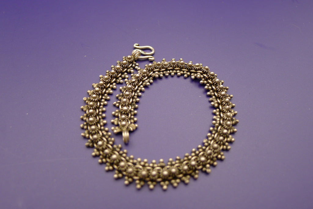 Vintage armbånd i 925 sterling sølv med etnisk filigran-design, mørknet finish.