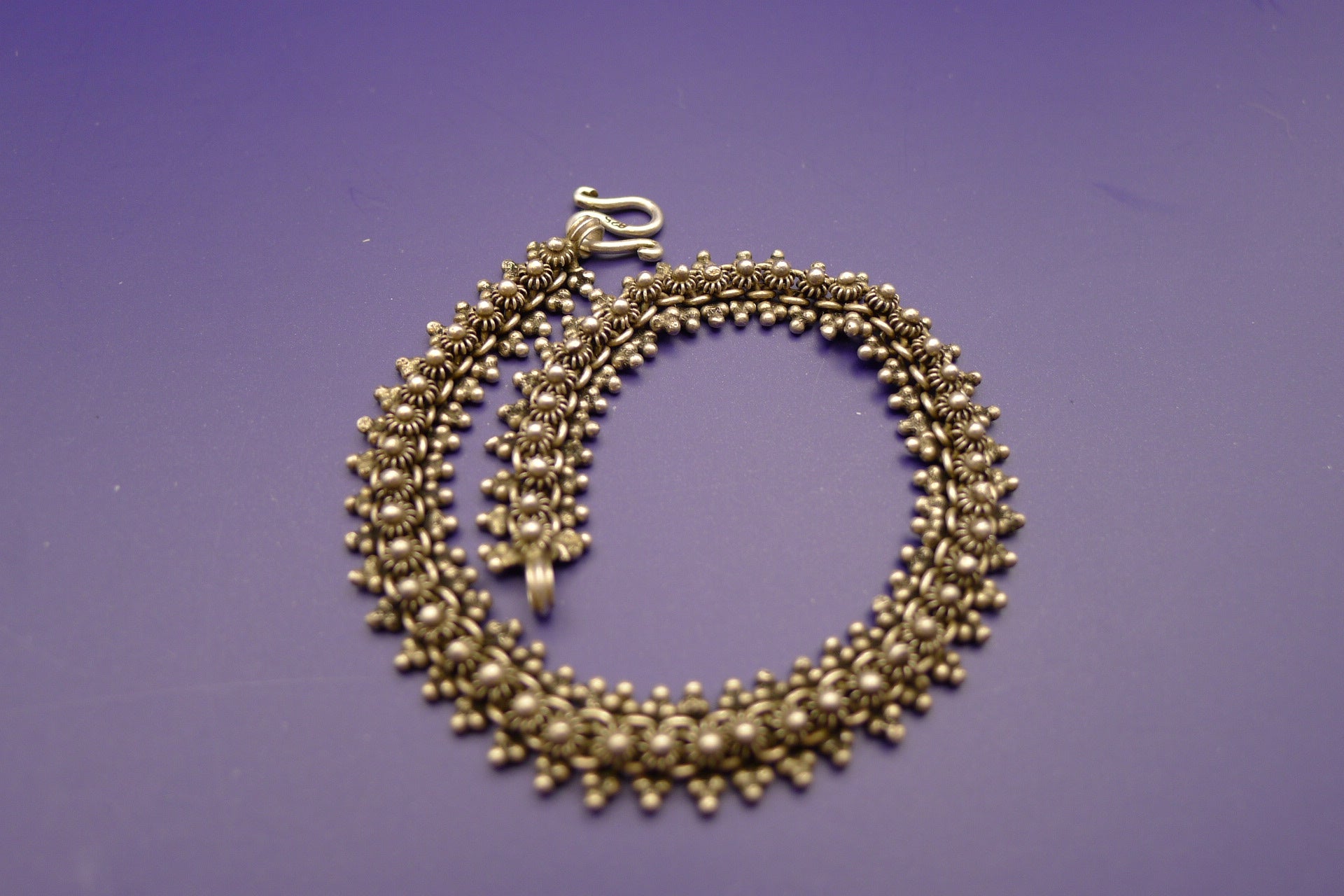 Vintage armbånd i 925 sterling sølv med etnisk filigran-design, mørknet finish.