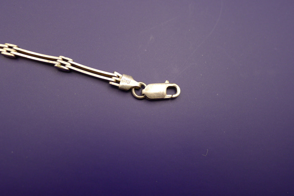 Detalj av lås og 925 stempel på sølvarmbånd