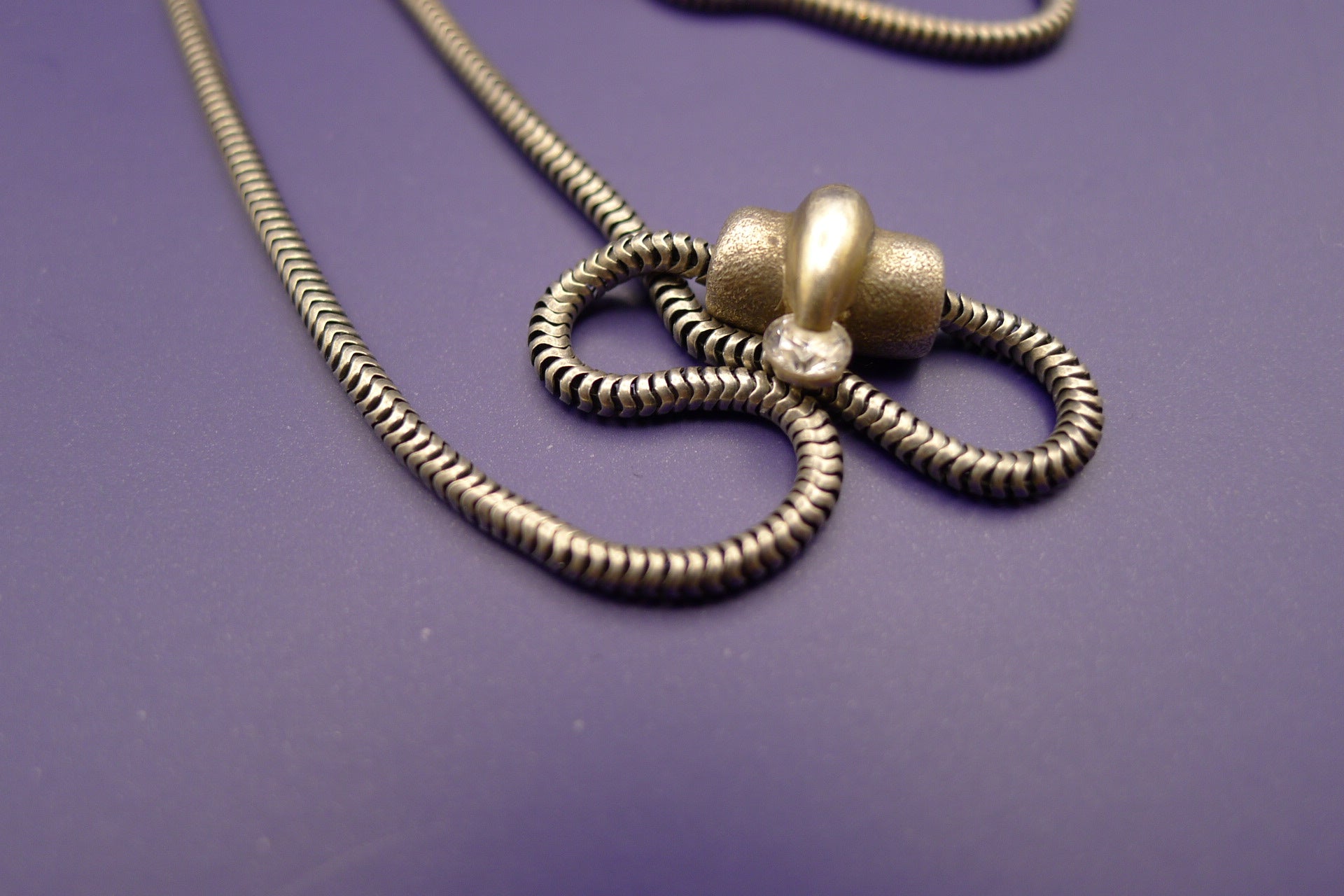 Detalj av anheng med klar zirkon