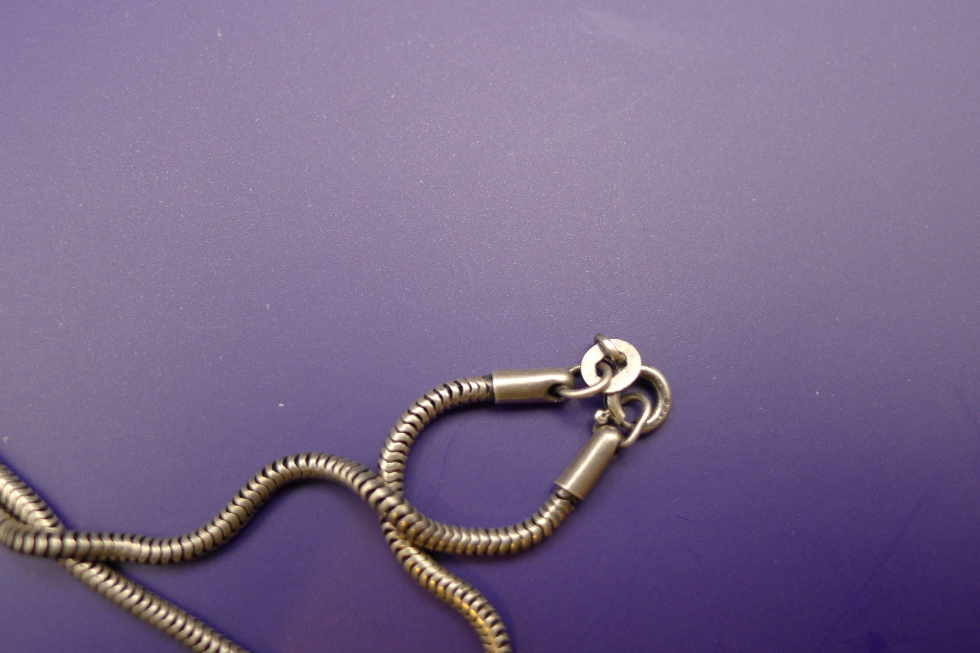 Nærbilde av kjedets slangeformede struktur