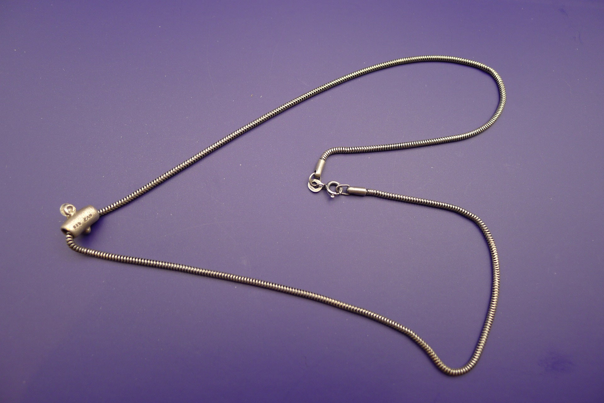 Smykket vist i lukket lengde – ca. 25 cm