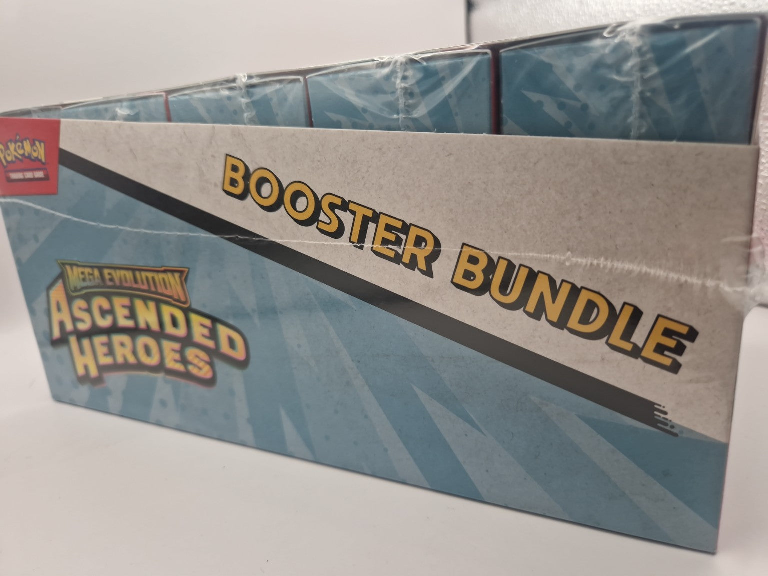 Sideprofil av displayet med forseglede Booster Bundles
