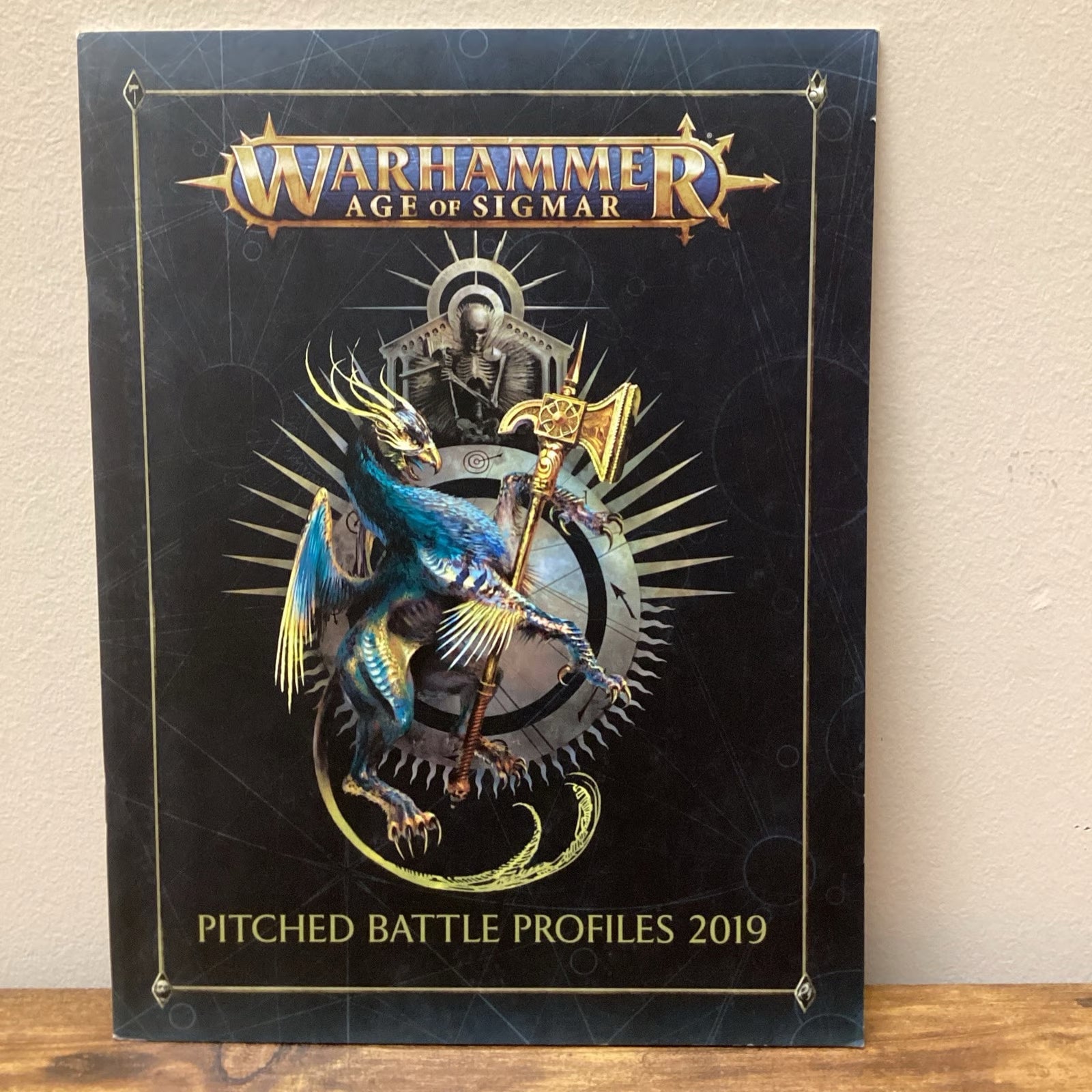 ✔️ "Cover for Warhammer Age of Sigmar – Pitched Battle Profiles 2019, offisiell bokforside med slagprofiler og artwork fra Age of Sigmar"