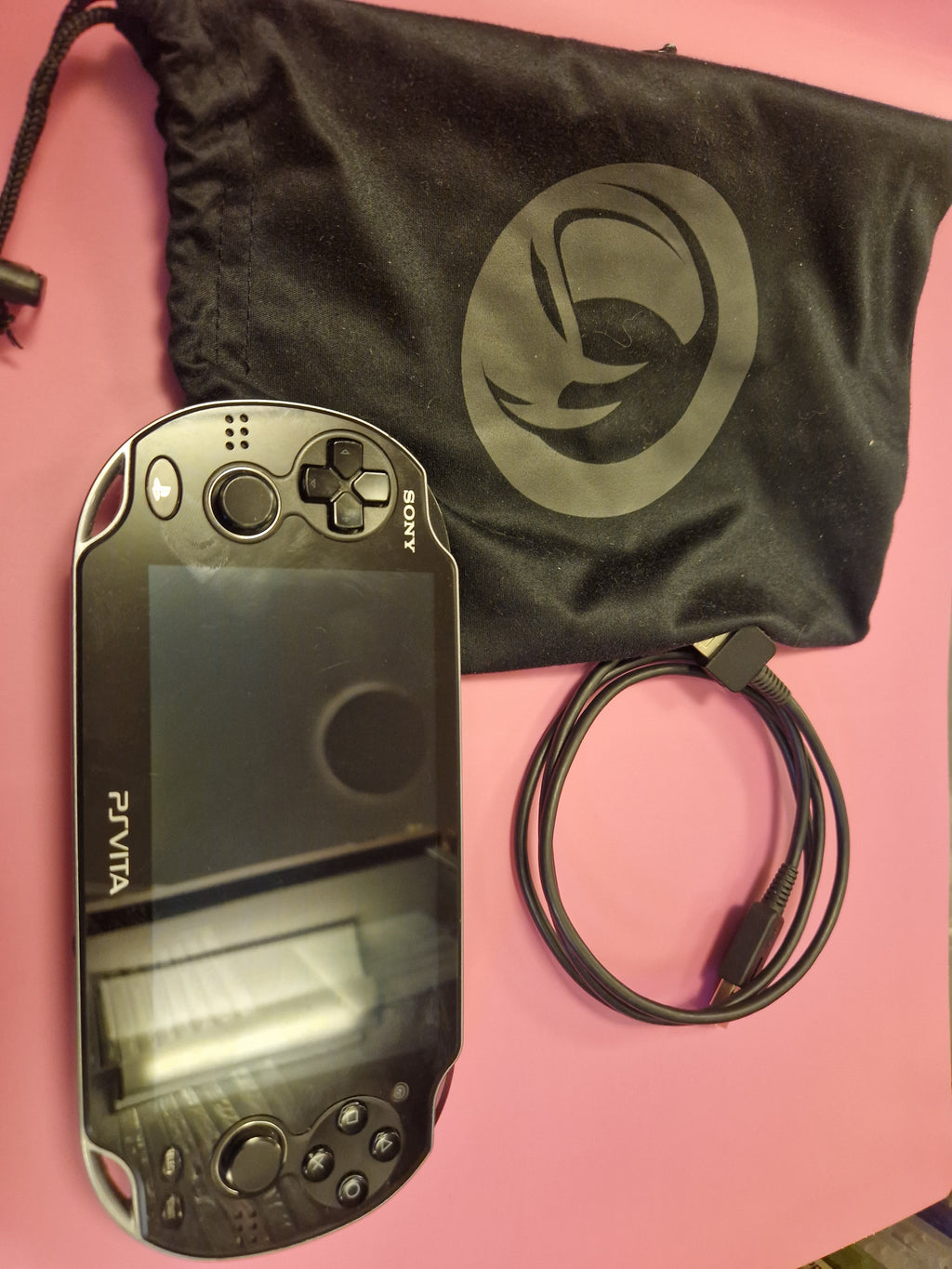Front av PS Vita OLED med skjerm
