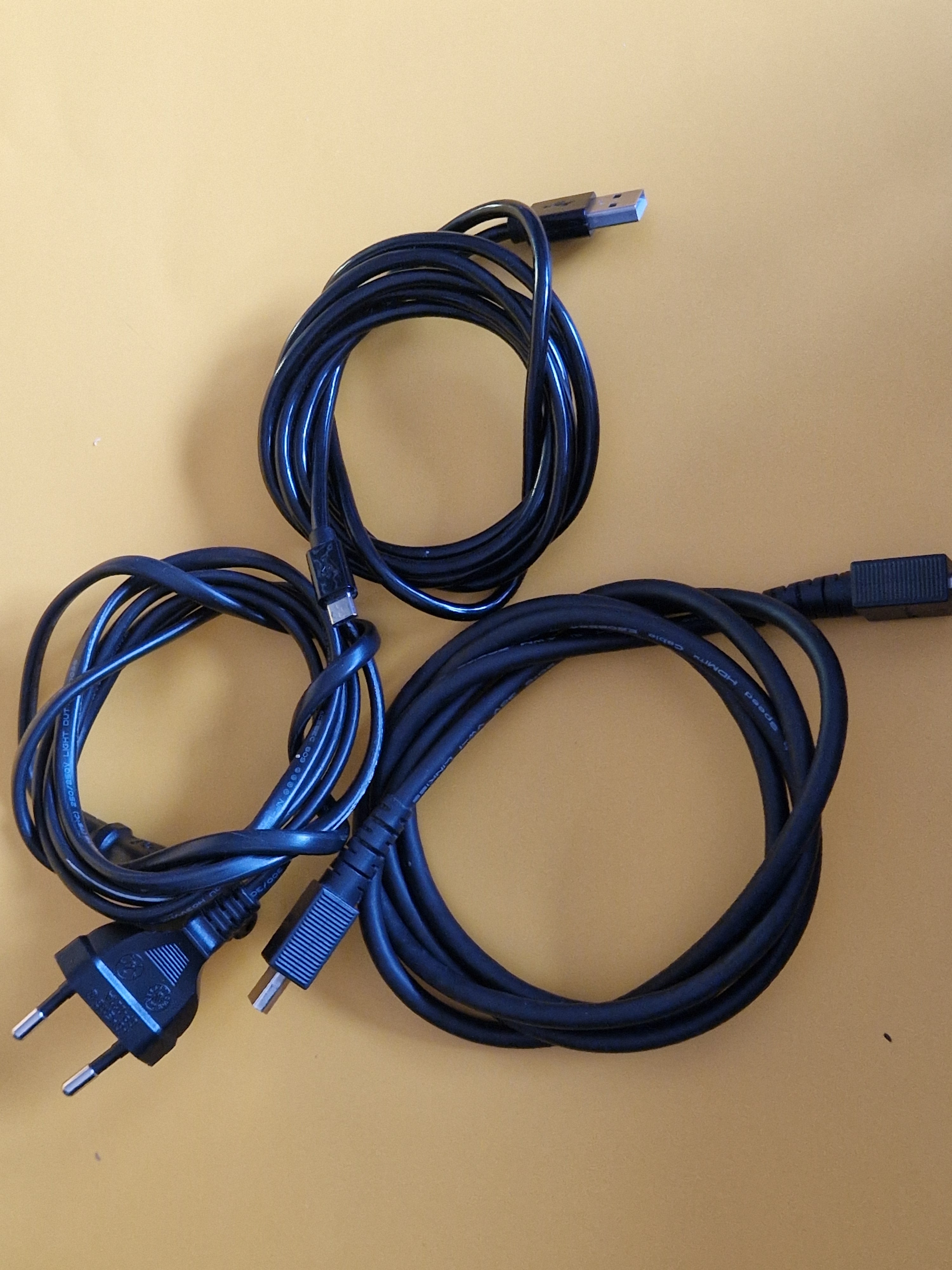 HDMI-, strøm- og USB-kabler følger med