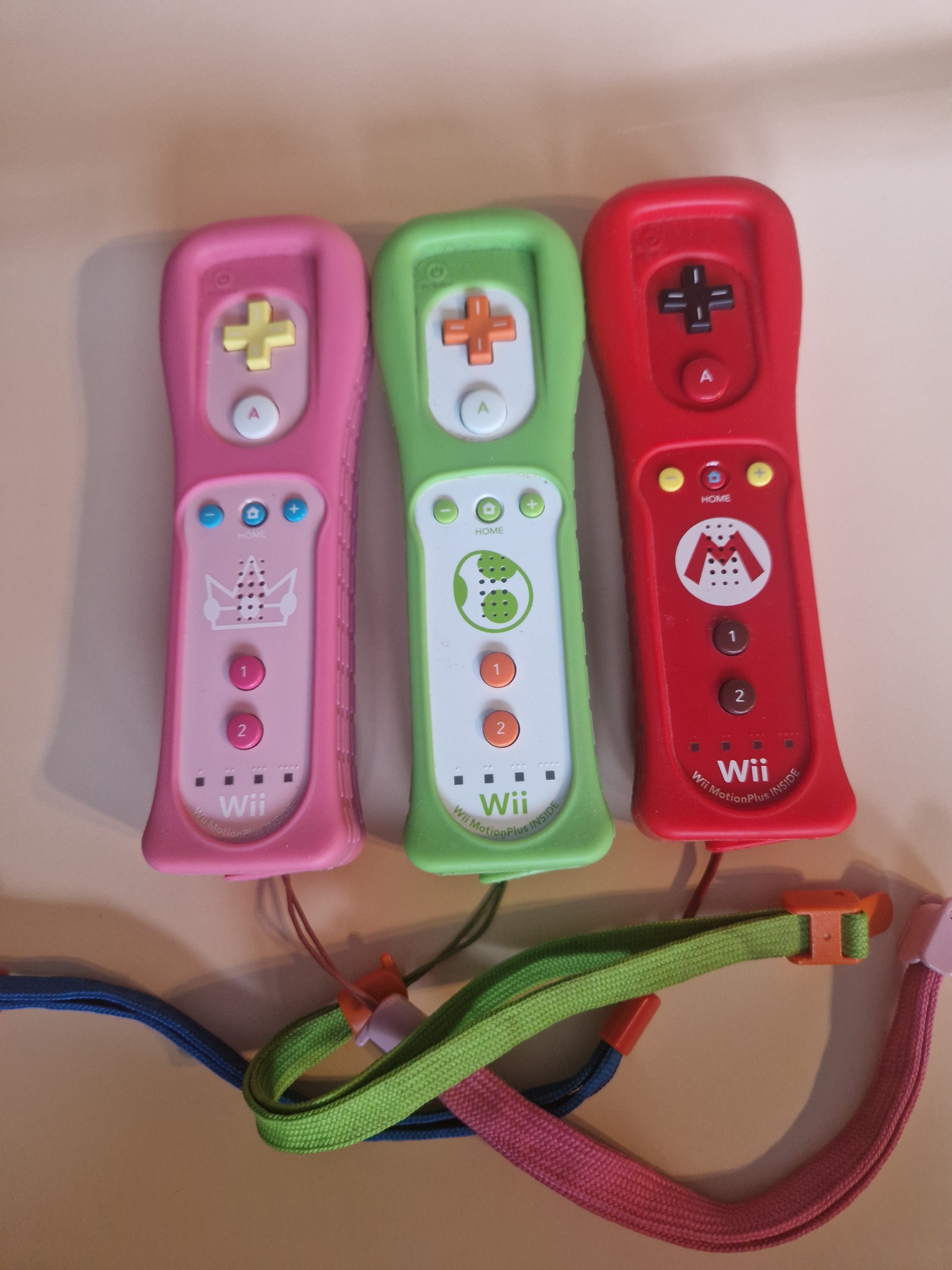 Mario, Yoshi og Peach Wii kontrollere samlet