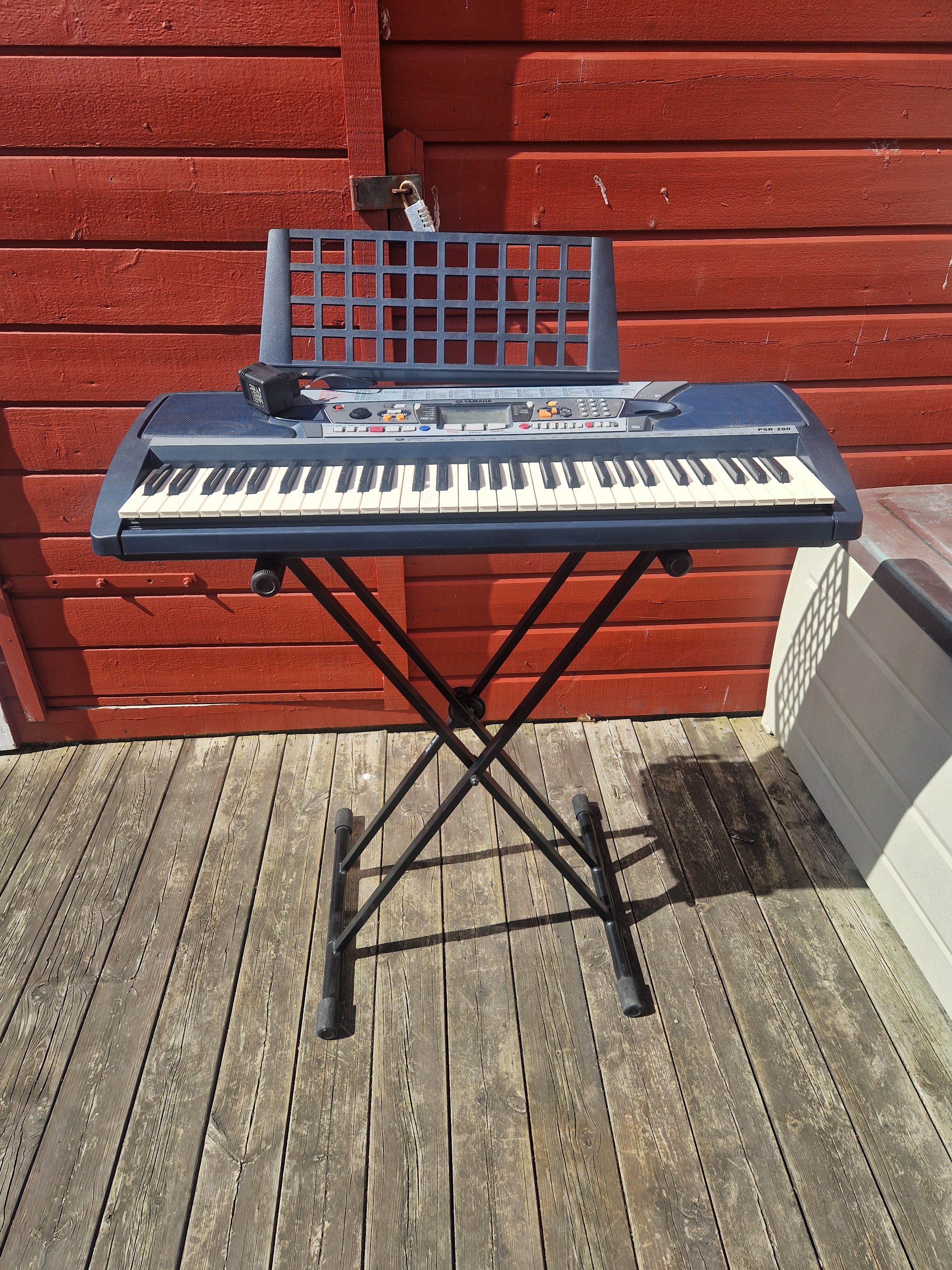 Oversiktsbilde av keyboard med stativ