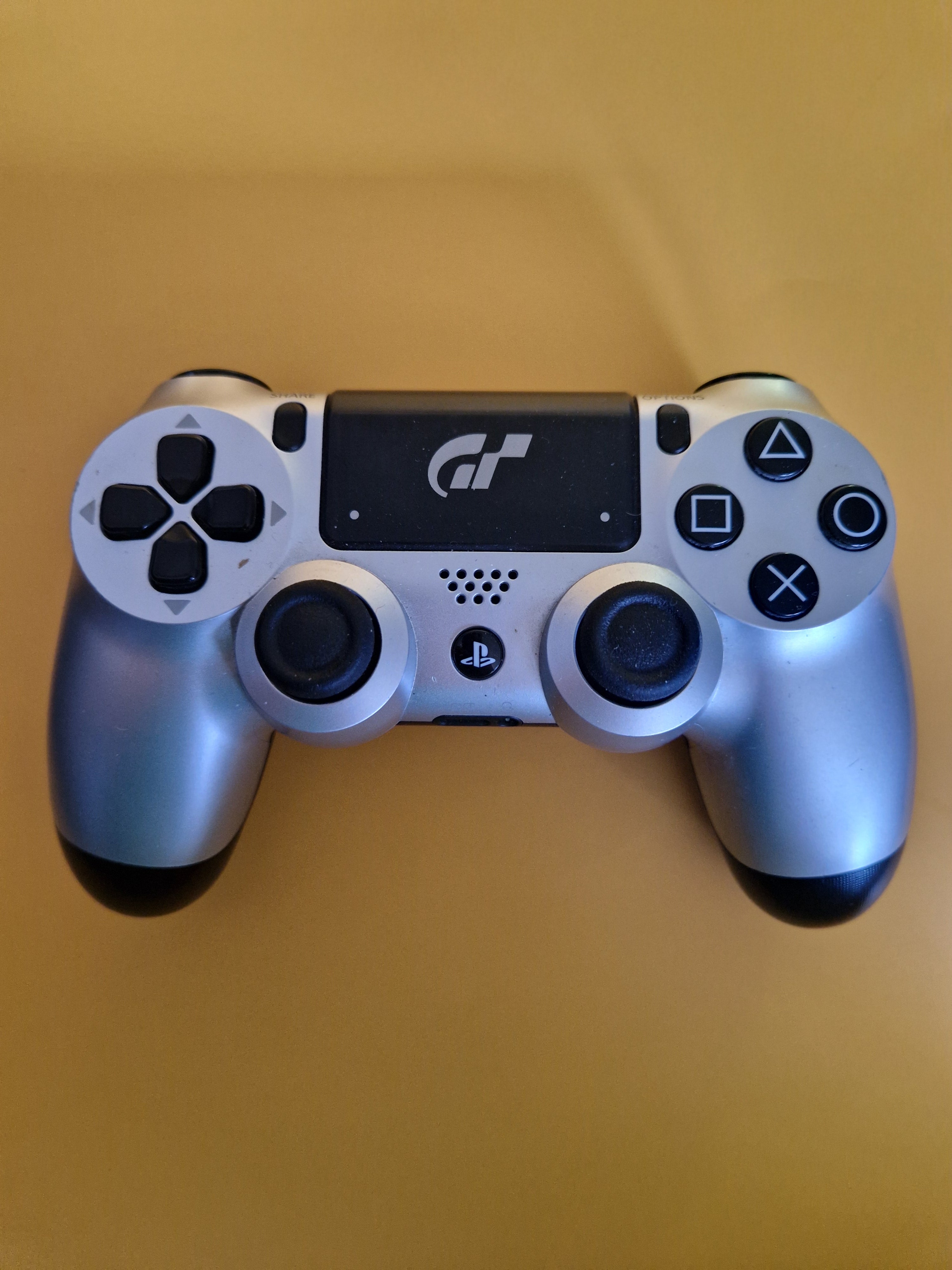 Original Gran Turismo DualShock 4-kontroller foran