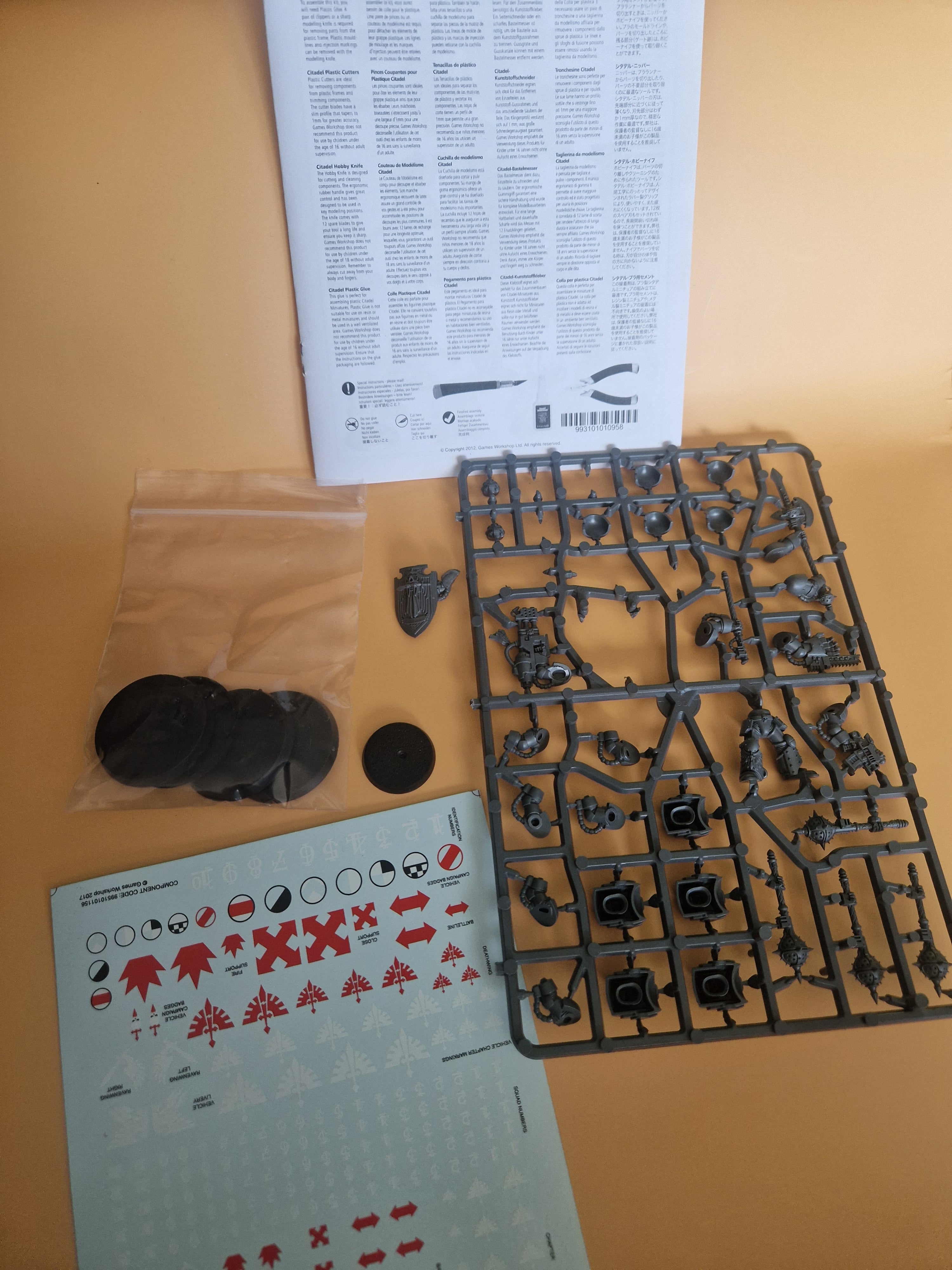 Manual, decals, baser og ekstra sprue