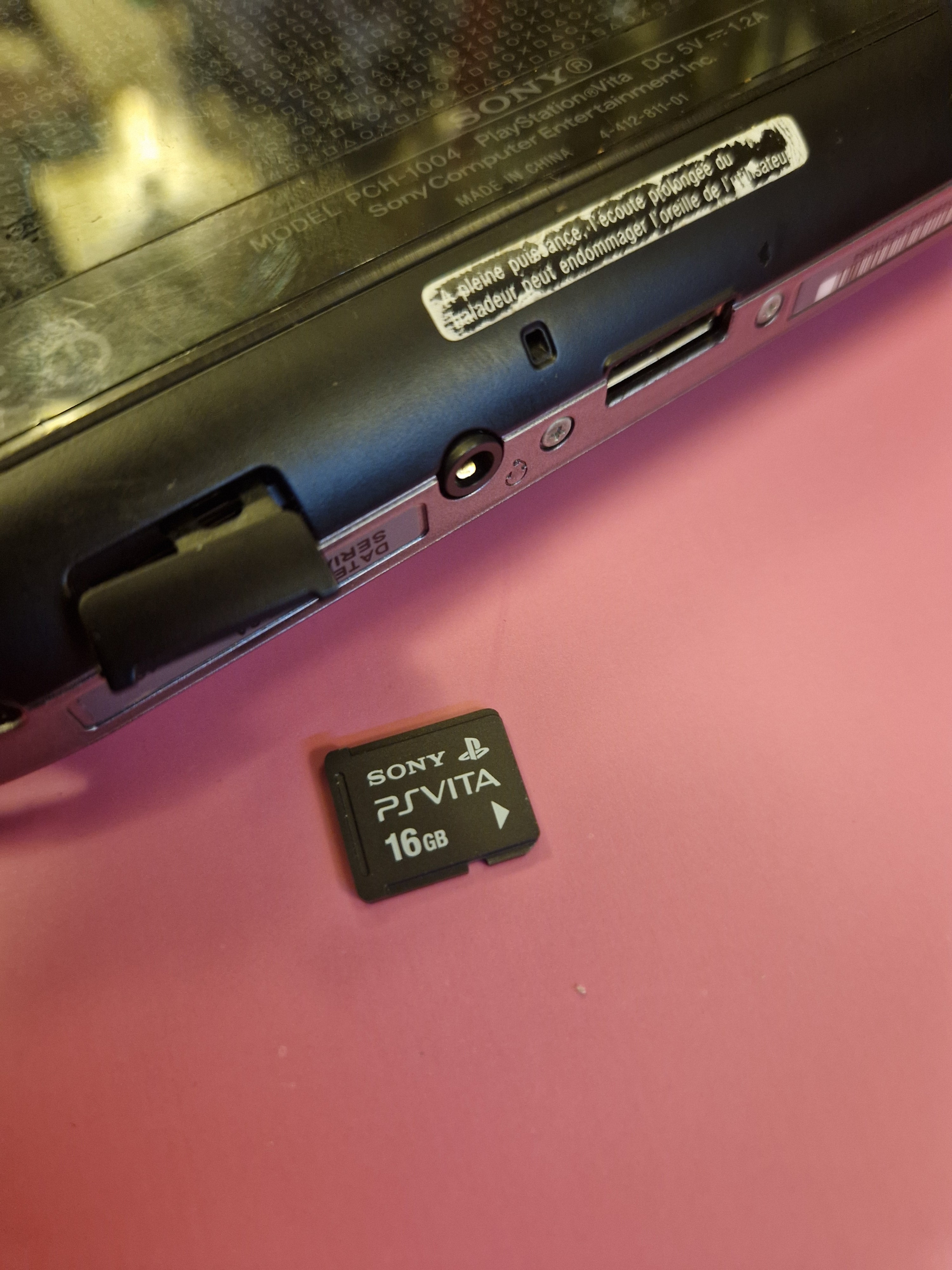 16GB originalt PS Vita minnekort inkludert