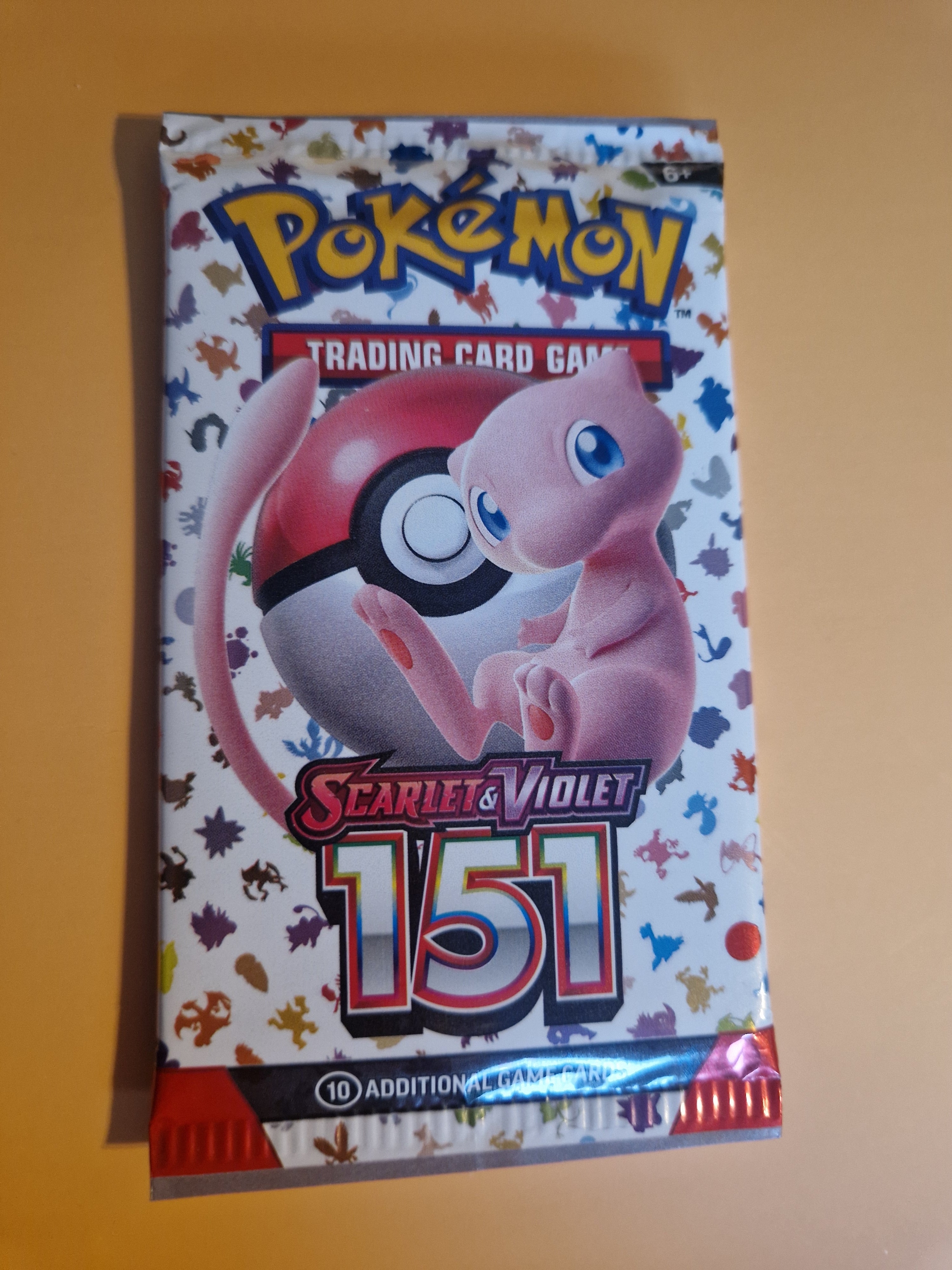 Pokémon 151 booster pack foran holografisk bakgrunn