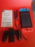 Nintendo Switch med Joy-Con kontrollere og tilbehør