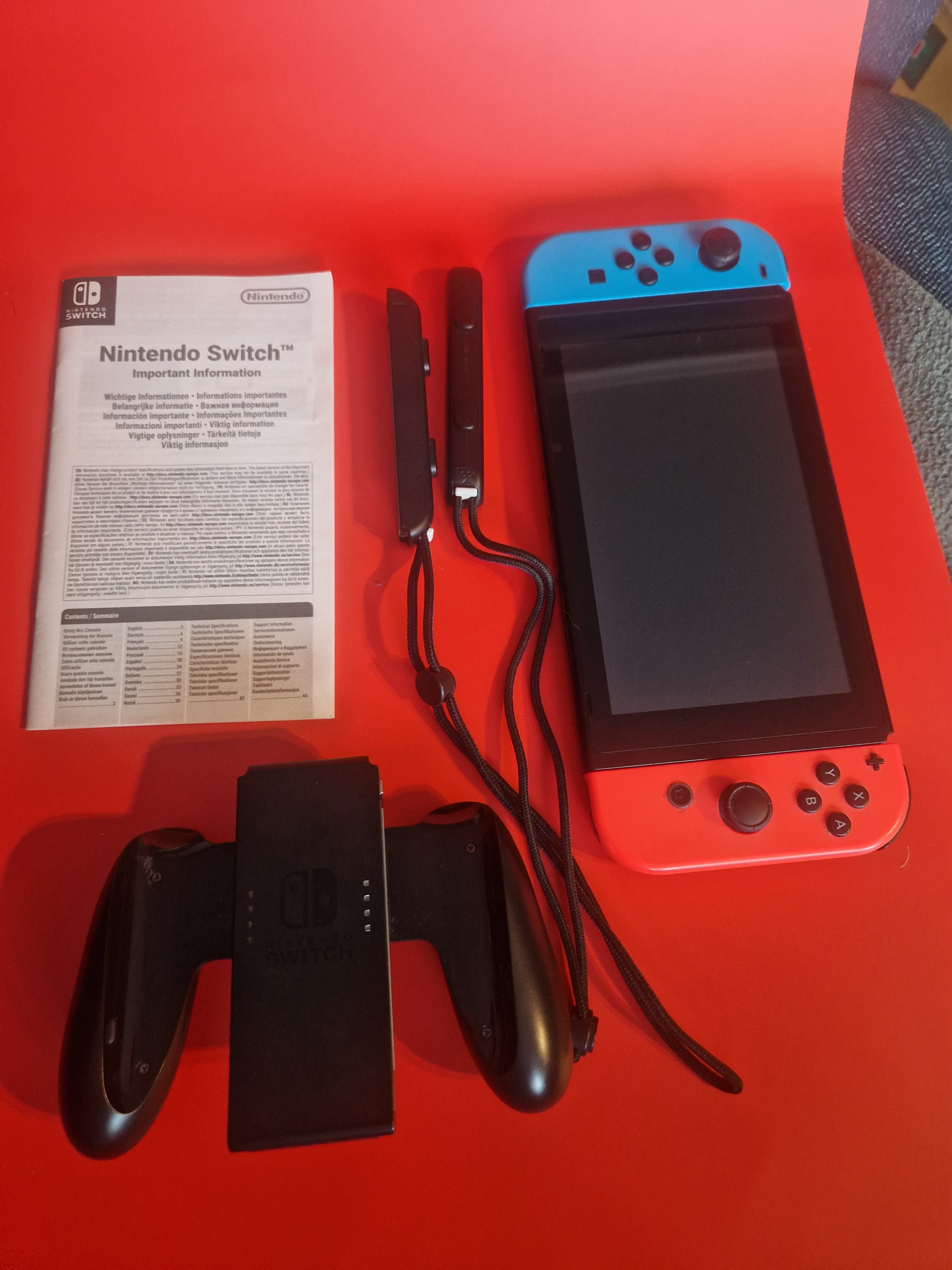 Nintendo Switch med Joy-Con kontrollere og tilbehør